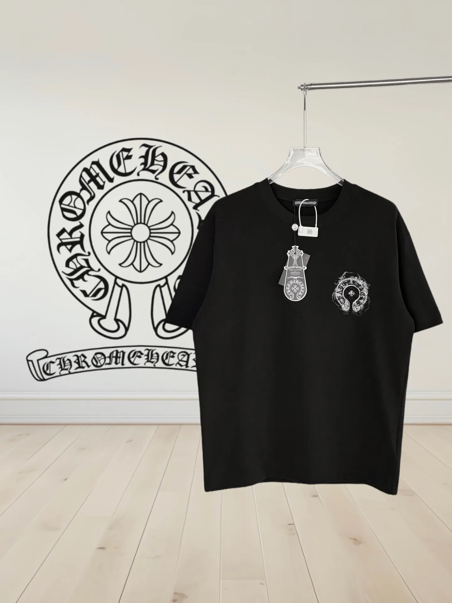 P170 [High Quality] Chrome hearts embroidered front and back printing + embroidered horseshoe brand logo, front and back panels are designed with embroidery + printing + rivet embroidery heavy craftsmanship. High-end customized 32 count 280g fabric. Soft to the touch. Comfortable to wear. Exquisite stitching. Fine workmanship. The upper body effect is incomparably handsome! Same style for men and women 𝐂𝐎𝐋𝐎𝐔𝐑: White Black 𝐒𝐈𝐙𝐄: S-XL Size chart: S: Shoulder width 51-Bust 55-Length 70 M: Shoulder width 53-Bust 57-Length 72 L: Shoulder width 55-Bust 59-Length 74 XL: shoulder width 57-bust 61-length 76